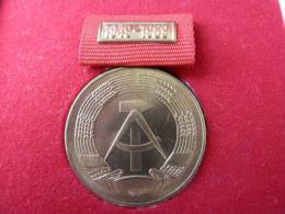 Medal, Orden, " FÜR VERDIENSTE UM DIE DDR ", 1949-1989, 40 Jahre DDR ! - República Democrática