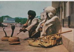 BR40398 Snake Charmers Karachi    2  Scans - Pakistan