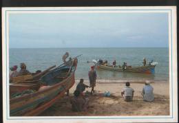 Malaysia Old Post Card 1990 Fisherman Waiting Fishing Boats At Kg. Sabak Kota Bharu, Kelantan - Maleisië