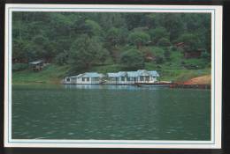 Malaysia Old Post Card 1990 Floating Chalets At Pulau Banding In Temenggor Lake Along East West Highway, Gerik, Perak. - Maleisië