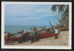 Malaysia Old Post Card 1990 Fisherman Pushing Fishing Boat To Dry Land At The Sabak Beach, Kota Bharu Kelantan - Maleisië