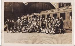 Carte Postale Photo COPENHAGUE (Danemark) GARE + TRAIN -Chemin De  Fer+ Voyageurs Groupe De SCOUTS - SCOUT - SCOUTISME - - Trains