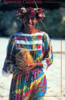 Nouvelle Caledonie Melanesienne De LIFOU, Photo Eric Aubry, Editions Photo Surf, Noix De Coco, Folklor - Nueva Caledonia
