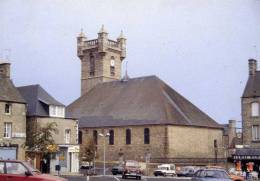 50 - SAINT-PIERRE-ÉGLISE - Le Centre Du Bourg - Animée, Voitures, Tabac - CPSM - Saint Pierre Eglise