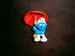 SCHTROUMPF PORTANT UN CHAMPIGNON - Smurfs