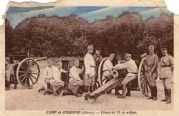 Cp , Militaria , Camp De Sissonne , Aisne , Pièces De 75 En Action - Ausrüstung