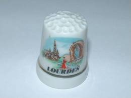 Dé à Coudre En Porcelaine - LOURDES - C23 ** - Thimbles