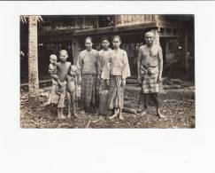 MALAYSIA MALASIA - [OF #11547] - MALAY FAMILY GROUP - NUDE - ENFANTS CHILDREN - COSTUME - TYPES - Maleisië