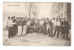 CPA : Scène De Caserne : Les Patates : Groupe De Soldats épluchant Des Pommes De Terre - Kazerne