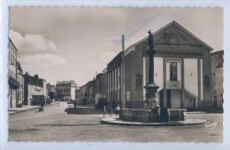 6. VIC-le-COMTE - PLACE DU JEU DE PAUME ET SALLE DES FETES - Vic Le Comte