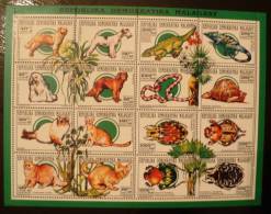 MADAGASCAR INSECTES + REPTILES + CHATS + CHIENS,  1 Feuillet 16 Valeurs Emis En 1991 - Other & Unclassified