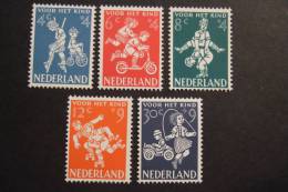 NETHERLANDS  1958  NVPH  715/19   MNH**   (SUR 108-050) - Neufs