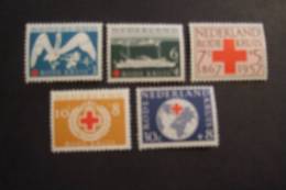 NETHERLANDS  1957  NVPH  695/99  RED CROSS   MNH**   (SUR 108-050) - Ongebruikt