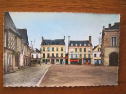 La Guerche De Bretagne - Les Vieux Porches Et Place De La Mairie - La Guerche-de-Bretagne