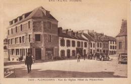 CPA PLOMODIERN FINISTERE RUE DE L EGLISE HOTEL DU MENEZ HOM ANIMATION AUTO VOITURE - Plomodiern