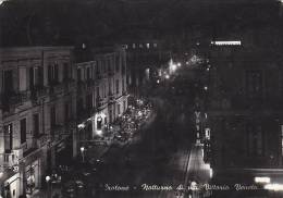 E266 - Crotone - Notturno Di Via Vittorio Veneto -  F.g.  Viaggiata - Crotone