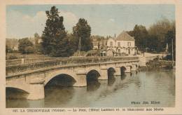 LA TRIMOUILLE - Le Pont , L'Hôtel Lambert Et Le Monument Aux Morts - La Trimouille