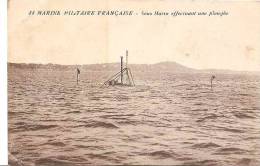 MARINE MILITAIRE FRANCAISE "SOUS MARIN EFFECTUANT UNE PLONGEE " A VOIR !!  REF 30671 - Submarinos