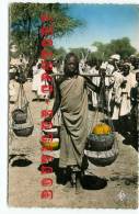 ACHAT IMMEDIAT < TCHAD - ABECHE - Jeune Fille Et Femmes Au Marché - Dos Scanné - Tchad