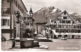 Suisse-Küssnacht ( Canton De Schwytz (Schwyz)-1947- Dorfplatz Mit Pilatus- Hotel Gasthaus Engel -Voiture De Sport - Schwytz