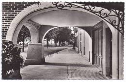 CPSM Photo Lembeye  64 Pyrénées Atlantiques Place Vue Des Arceaux édit AP Poux à Albi N°8 écrite Timbrée 1953 - Lembeye