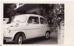 Carte Postale Photo - VOITURE - AUTOMOBILE - FIAT 600 - ITALIE - TRANSPORT - - PKW