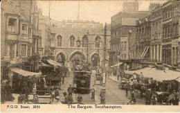 CPA  Post Card British  The Bargate Southampton Commerces  Animation Tramway N° 12 Attelages - Southampton