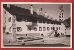 C0907 Zuoz Engadin, Dorfplatz Mit Planta Haus,Brunnen Mit Bär. Nicht Gelaufen Sommer Sameden 9138 - Zuoz