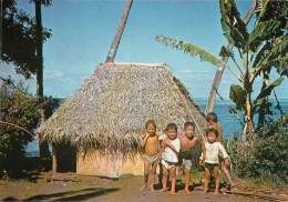 Petits Tahitiens Posant Devant Une Case De Pêcheur - Tahiti