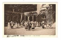 CPA : 58 - Nièvre :Guérigny : Le Vieux Manoir : Noce Bretonne : Enfants En Costume Breton Posant Dans Une Grande Cour - Guerigny