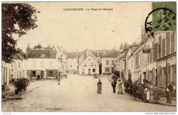 77 - DONNEMARIE-DONTILLY - La Place Du Marché - Animée - Donnemarie Dontilly