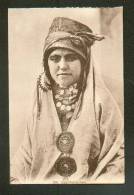 ALGERIA  ETHNIC  WOMAN  IN FOLK COSTUME   UNE OULED NAIL , OLD POSTCARD - Zonder Classificatie