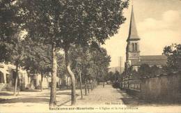 88 - CPA Saulxures-sur-Moselotte - L'Eglise Et La Rue Principale - Saulxures Sur Moselotte