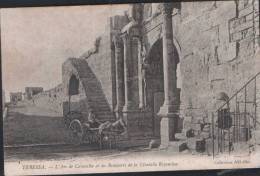 AFRIQUE - ALGERIE - TEBESSA - L'Arc De Caracalla Et Les Remparts De La Citadelle Bysantine - Tébessa