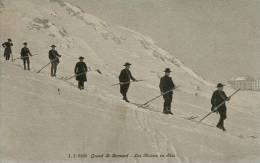 N°28110 -cpa Grand St Bernard -les Moines En Skis- - Sports D'hiver