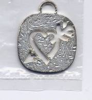 PENDENTIF 2.5X2.5cm  :COEUR TRANSPERCE   /LEGEREMENT ARRONDI DANS LES ANGLES /  METAL NON DEFINI /SYMPA - Anhänger