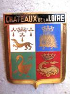 ANCIENNE PLAQUE DE CALANDRE VOITURE EMAIL ANNEE 1950 (CHATEAUX DE LA LOIRE) DRAGO PARIS - Auto's