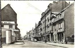 57 - HAGONDANGE - Rue De La Gare  - Dentelée - Format  9 X 14 - Editeur  MOURTON - Hagondange