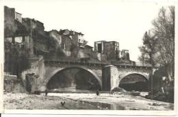 LA TOUR D' AIGUES. PONT SUR LA LEZE. UN COIN DU CHATEAU. - La Tour D'Aigues