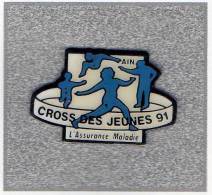 Pin´s  Sport  Athlétisme  Cross  Des  Jeunes  En  1991  Dans  L' AIN  Avec  L' Assurance  Maladie - Atletica