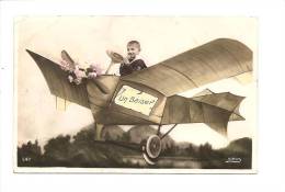 - 1161 -   PHOTO CARTE  Suréaliste Enfant Dans Avion (baiser) - Photographs