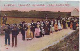 EN BRETAGNE. ENVIRONS D'AURAY. TROIS NOCES REUNIES. LE CORTEGE A SA SORTIE DE L'EGLISE. COSTUMES. - Autres & Non Classés