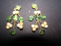 PAIRE DE BOUCLES D 'OREILLES ANCIENNE  COMPLETES - MONTEES SUR FILS DE CUIVRE TORSADEES AVEC PERLES DE VERRES - Earrings