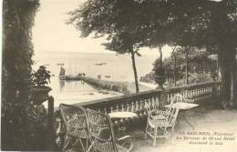 29.- BEG-MEIL. La Terrasse Du Grand Hôtel Dominant La Baie. Petite Animation Sur La Jetée - Beg Meil