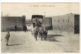 Carte Postale Ancienne Algérie - Djelfa. Porte De Laghouat - Attelage, Diligence Des Postes, Courrier - Djelfa