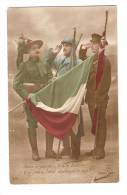 CPA : " Nous Te Saluons Brave Italien Que Notre Idéal Devienne Le Tien" : 3 Soldats: Italien, Français, Anglais Drapeaux - Patriotiques