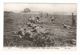 CPA :  Sur Le Front : Attaque D'un Village Occupé Par L'Ennemi : Soldats En Mouvement - Guerre 1914-18