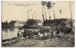 AU PAYS DU BERRY - Intérieur De Ferme -Le Retour De L'Abreuvoir. - Fermes