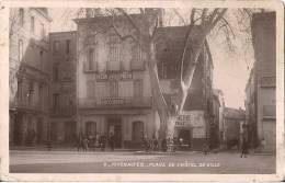 RIVESALTES  PLACE DE L'HOTEL DE VILLE  CPA ANIMEE  CAFE DEBEZE PUB PICON - Rivesaltes