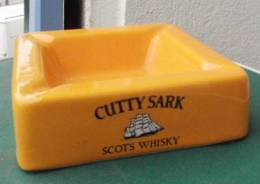 CENDRIER CUTTY SARK, SCOTS WHISKY Estampillé CASTLE CERAMICS - Ashtrays